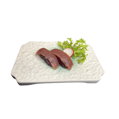 Nigiri d'arròs negre de tunyina