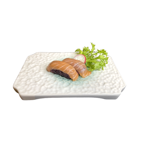Nigiri d'arròs negre de salmó